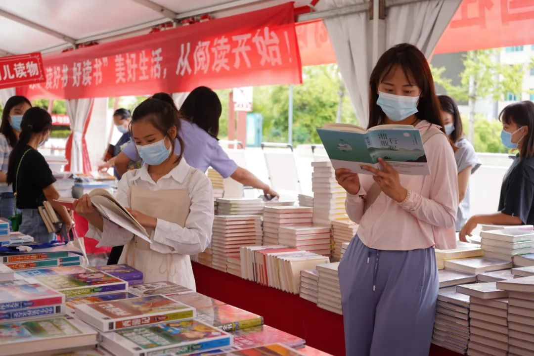 助力开学季岑巩县举办书香思州61润泽万家全民阅读活动