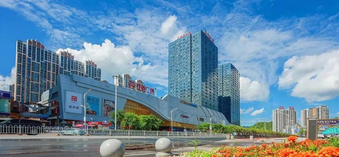 家门口万达广场,栖谷天街两大商圈汇聚于此,更有总部经济产业园,高端