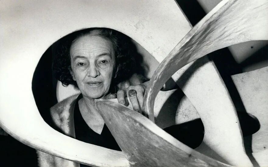 英国雕塑家芭芭拉·赫普沃斯(barbara hepworth)受英国西南部的嶙峋