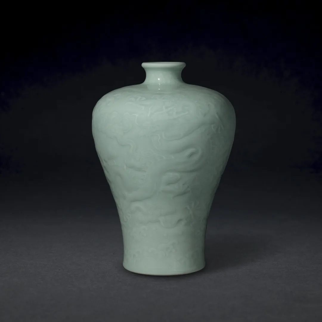 乾隆粉青釉雕海水龙纹梅瓶瞩目领衔！重要中国瓷器及工艺精品拍卖呈献 