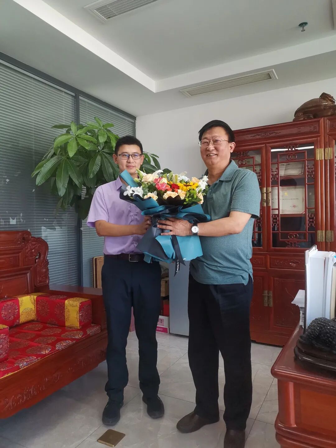 桃李铭师恩，中原所开展感恩拜师献花活动