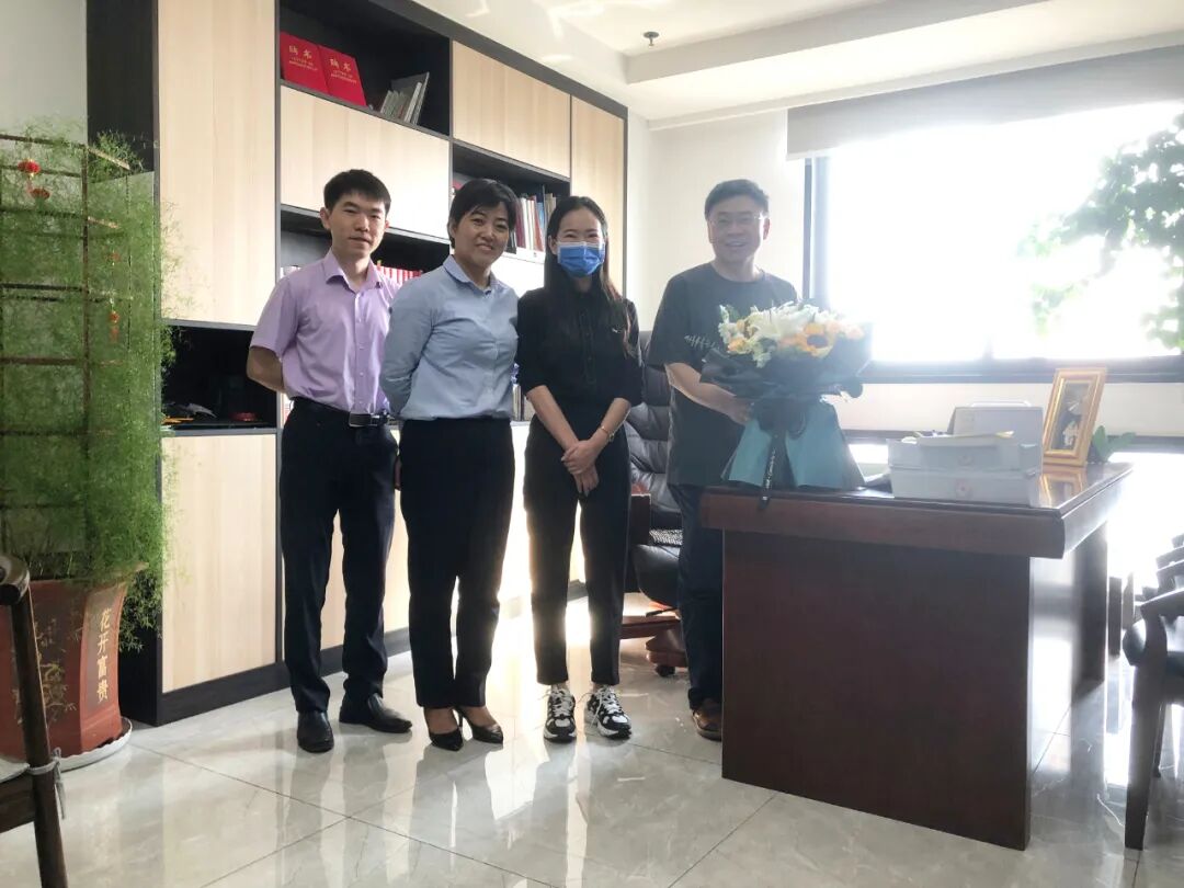 桃李铭师恩，中原所开展感恩拜师献花活动