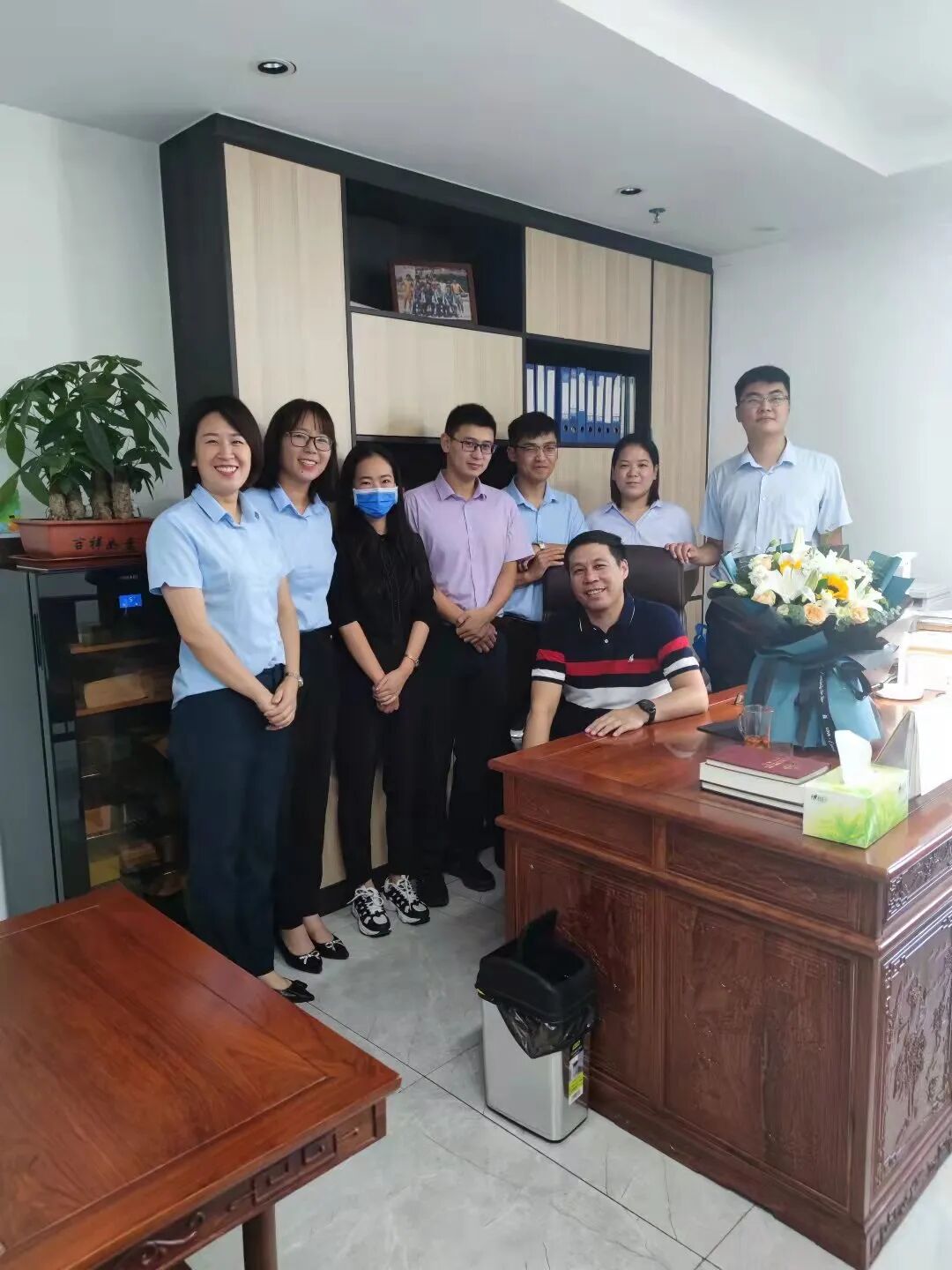 桃李铭师恩，中原所开展感恩拜师献花活动