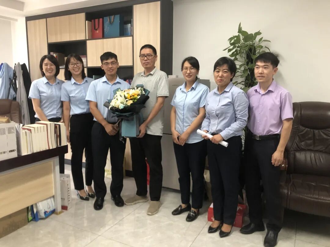 桃李铭师恩，中原所开展感恩拜师献花活动