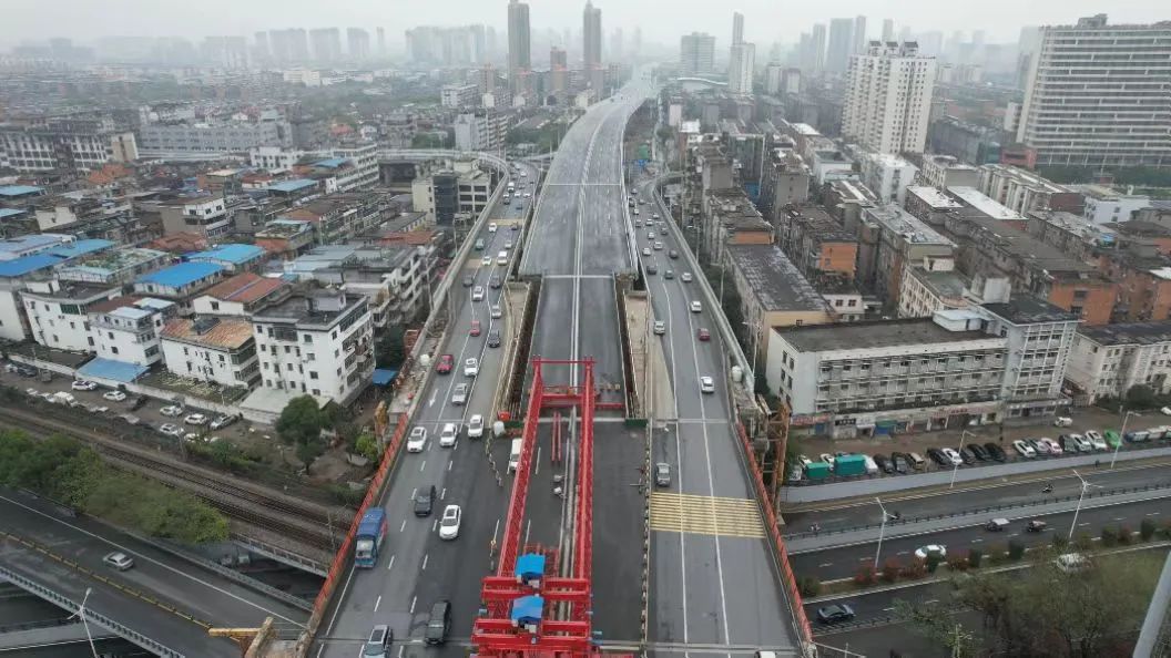 在“大动脉”旁做“心脏搭桥”——洪都立交节点上跨京九铁路架梁施工顺利完成