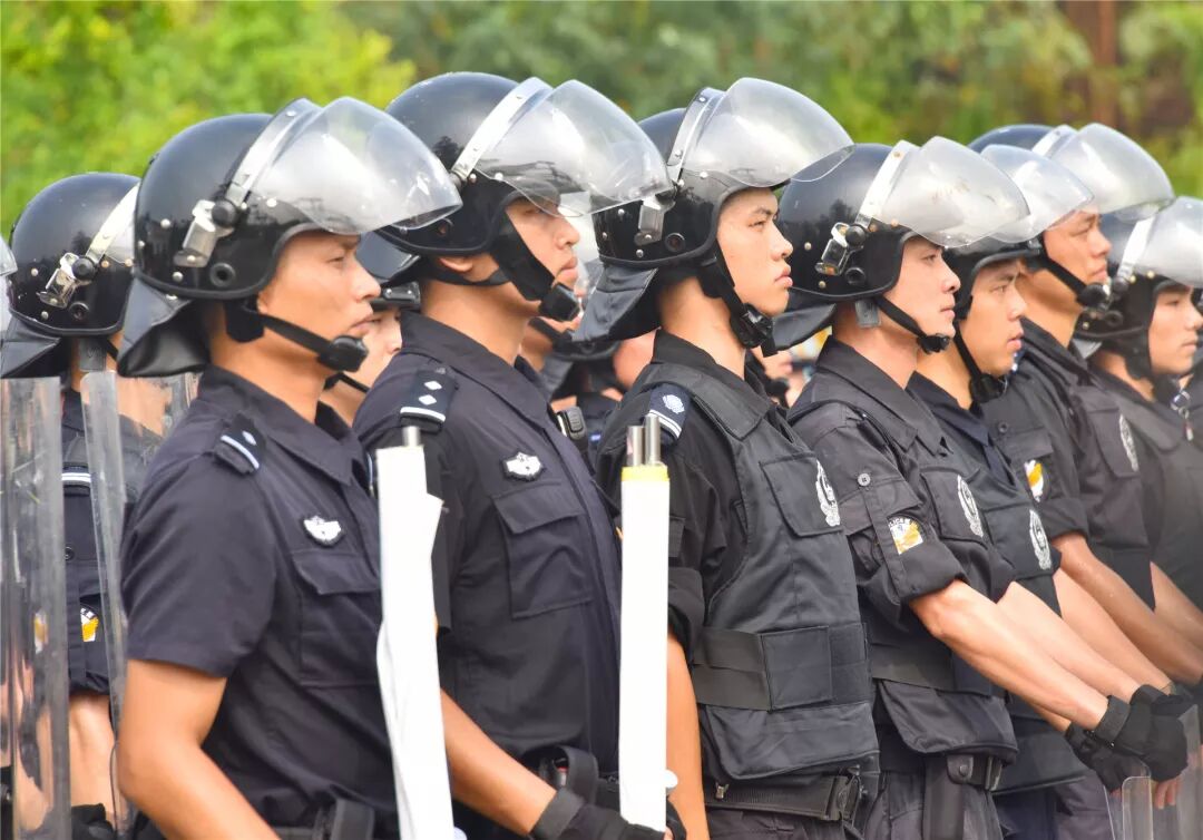 围观肇庆两地公安大练兵演练现场首创新型防暴队形亮相