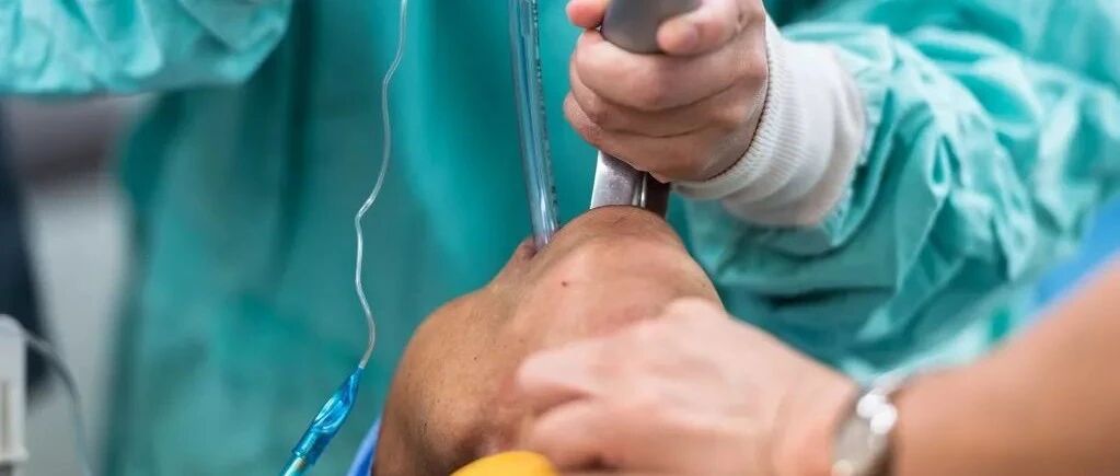 中年男子，迅速发生呼吸困难，昏迷，我用气管插管暂时稳住了他的生命