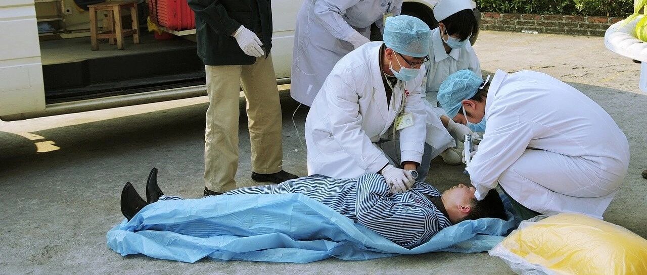 男子挤痘痘引发颅内感染，当天住进ICU，脸上的“危险三角区”不能碰！