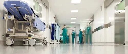 42岁男子来医院，看到他这个表现时，所有医生都恐慌了......家属磕头求救，能么？