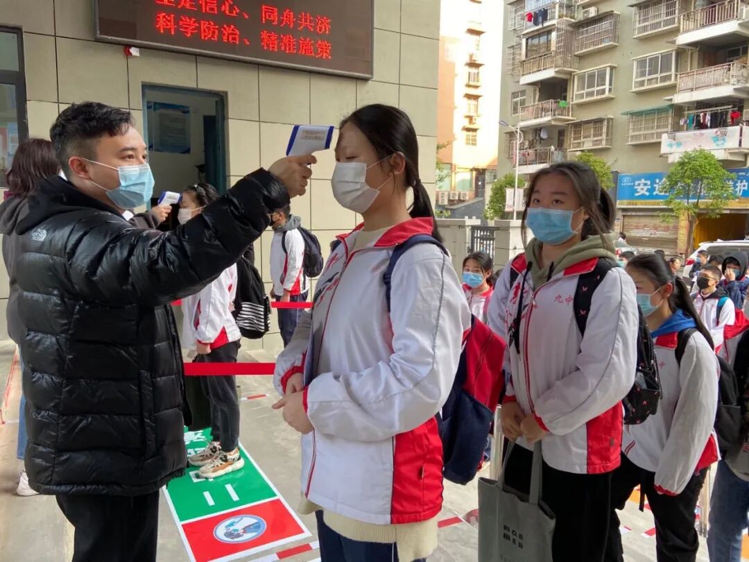 学生在校外看书等开门景德镇市第九中学昌南新区1所,学生55人乐平市45