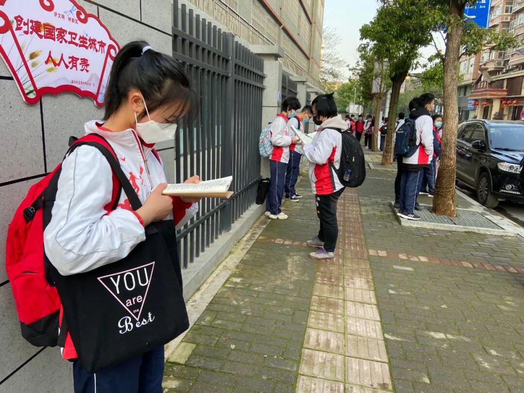 景德镇市第九中学昌南新区1所,学生55人乐平市45所,学生19240人;浮梁