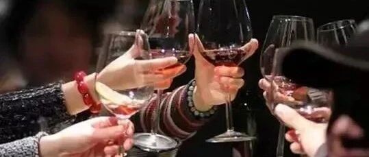 酒局上，领导泼了你一脸酒，低情商的人受气道歉，聪明人会怎么做