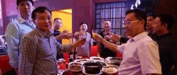 高中10周年同学聚会，20万年薪以上坐一桌，结账时精彩了