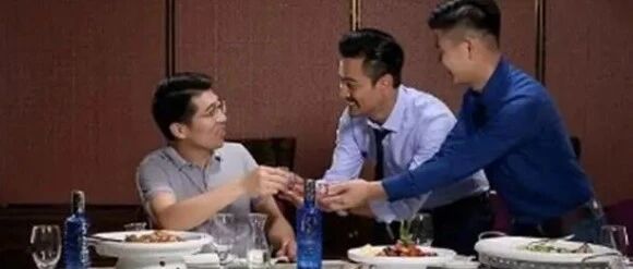 酒局上，老实人只会说“敬您，我干了”，聪明人这么说，对方爱听