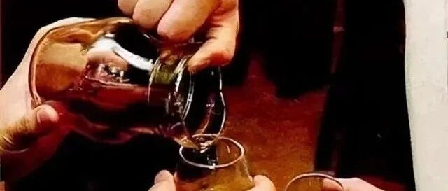 饭局上，领导当众夸你，普通人只会说“不敢当”，聪明人会这样做