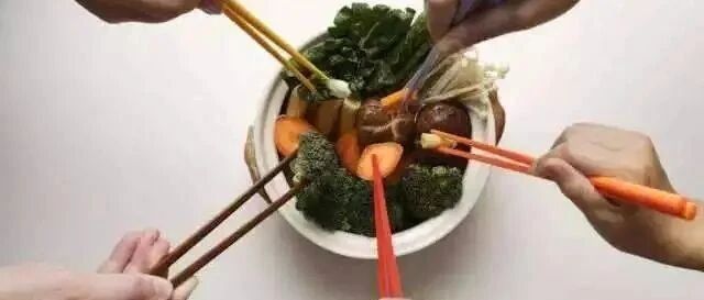 饭局上，领导给你夹菜，老实人只会说“谢谢”，聪明人都这样做