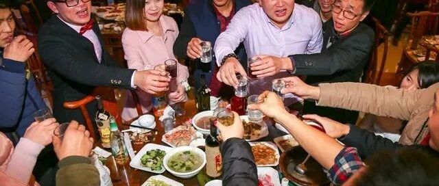 酒桌上，有这3种小举动的人，说明是高情商的人，值得深交