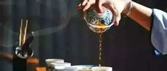 老板在朋友面前问你“等会一起来吃饭”，最好的回答是“你看呢”