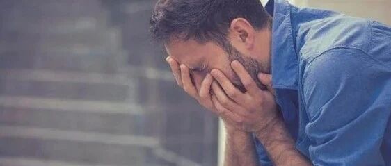 朋友借钱10年不还，微信拉黑，10年后，朋友留下一个信封，不是钱