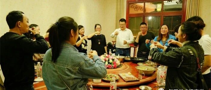 参加饭局时，要是碰到这3种人，趁早远离，不值得深交