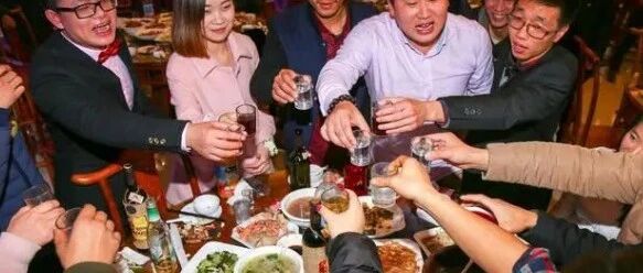 酒桌上，老板给你倒酒，不会来事的“一口闷了”，情商高的这样做