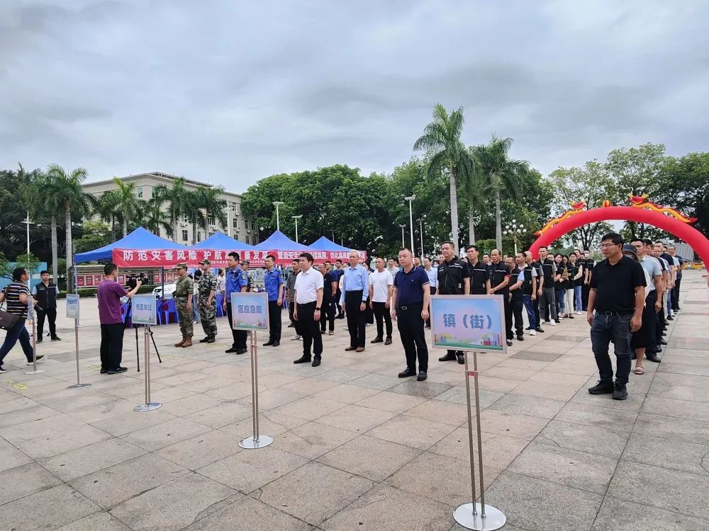 市应急管理局长钟金鸿同志出席活动并作讲话,副区长谢奕涛出席活动,区