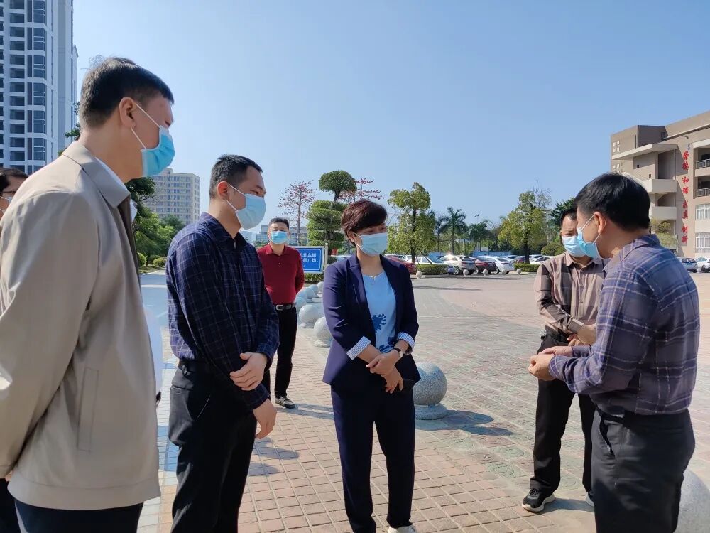 蔡庆春,林晓珊一行在测量体温,核验健康码之后有序进