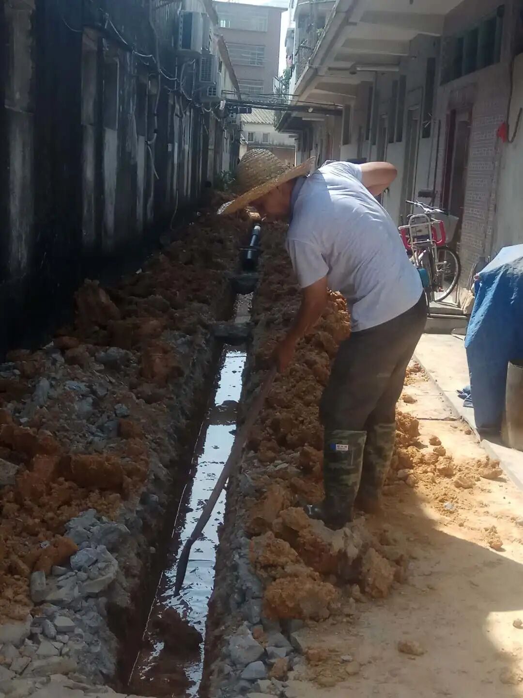 下午,方烽书记和区政协党组书记陈妙龙一行先后深入锡场镇潭蔡村,大寮