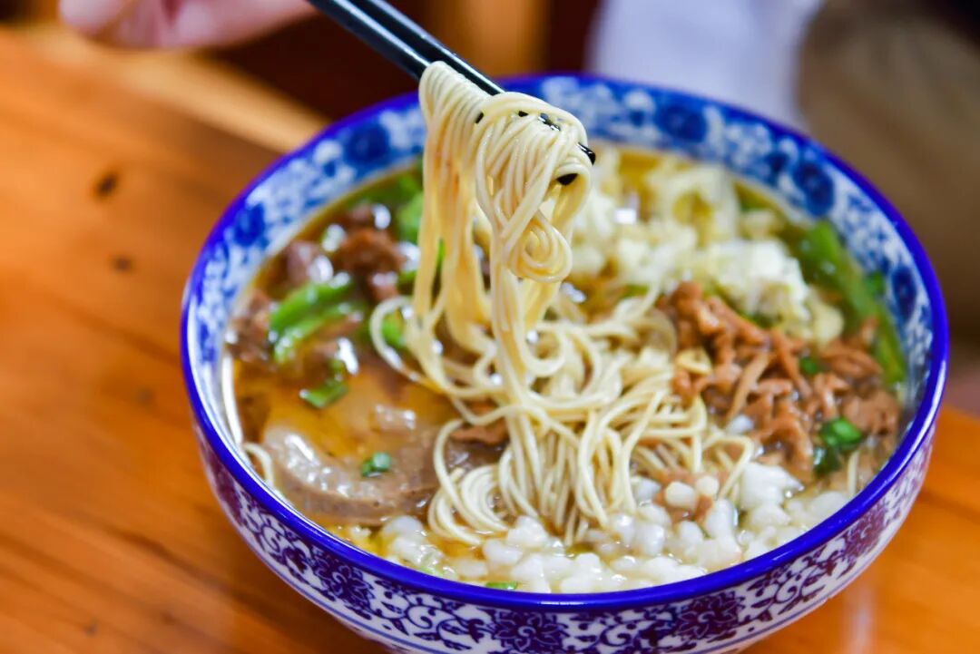 有着很多人念念不忘的味道来到太湖渔港总想着要吃一碗面太湖十八浇