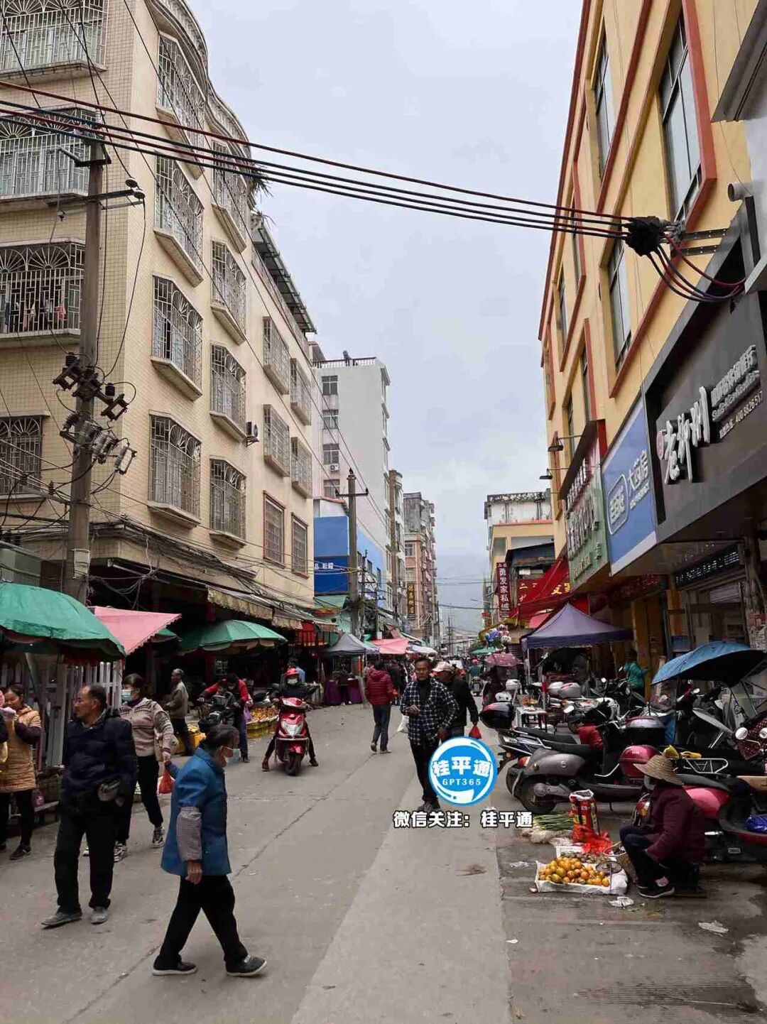 趁圩咯!桂平南区这个大镇的圩日,街上全是人从众