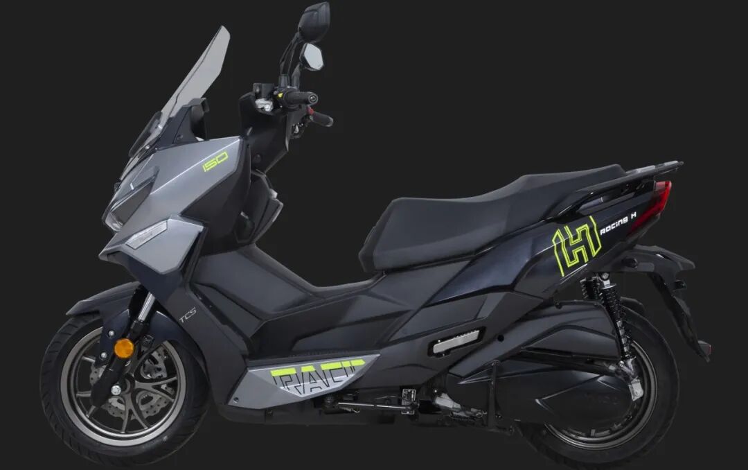 而车身与车外板块部分,由于使用了高强度的双桥式有