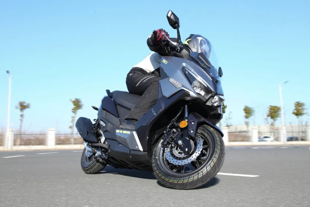 racing h150使用了全新的racing设计语言,车辆前脸一改老款rks鸟嘴