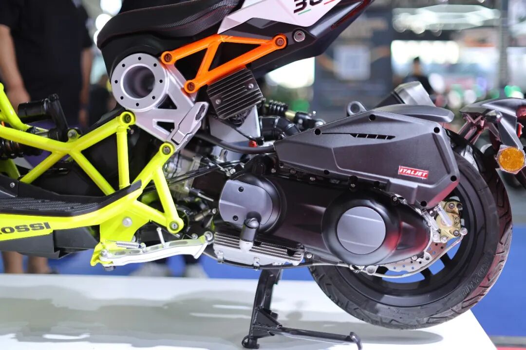 车参数方面,dragster 300虽然换装了发动机,但是轴距相比dragster 200