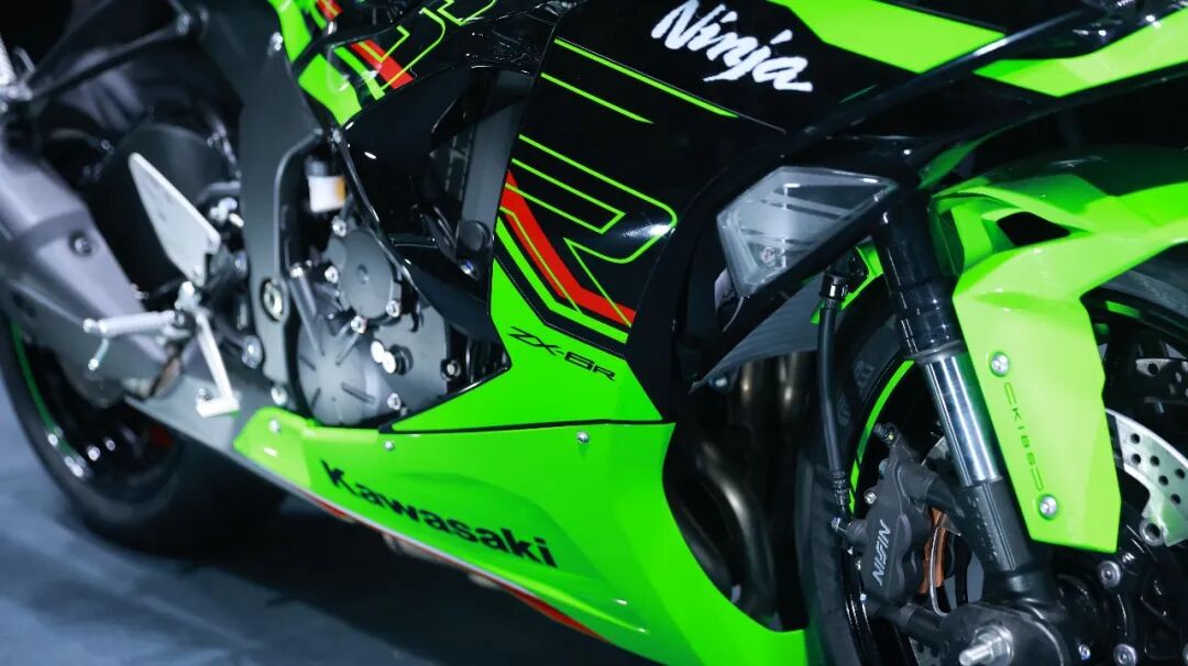 通过发布会现场展示参数来看,这台川崎zx-6r的实际排气量为636cc,最大