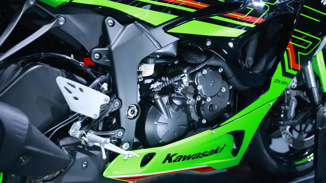 通过发布会现场展示参数来看,这台川崎zx-6r的实际排气量为636cc,最大