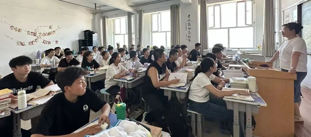 新学期安全教育先行——成功高考七校召开主题班会