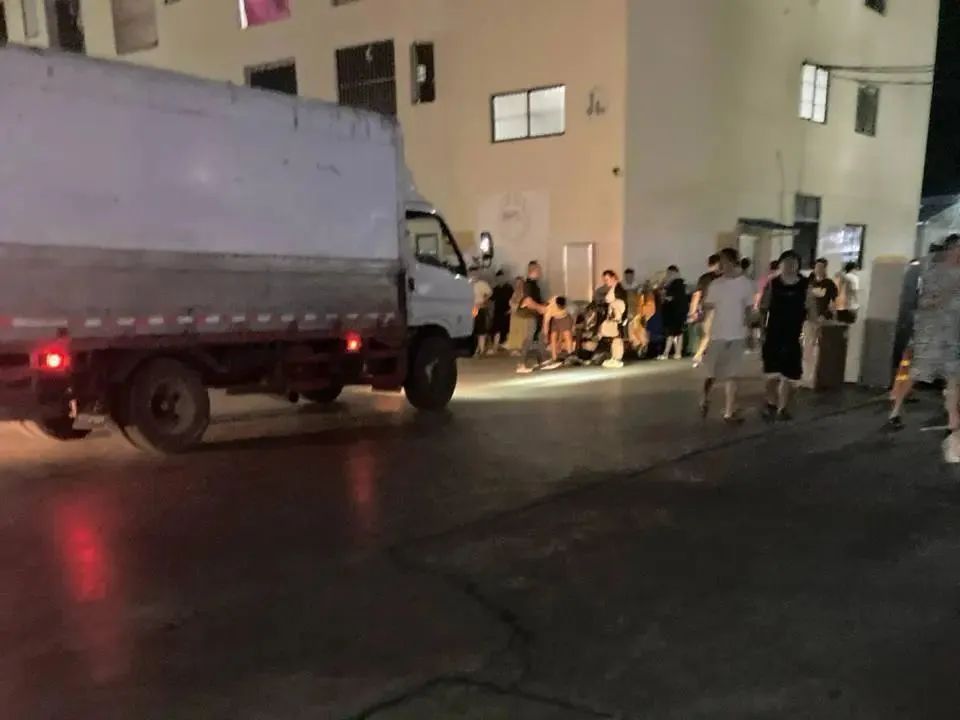 人员转移现场。受访者供图