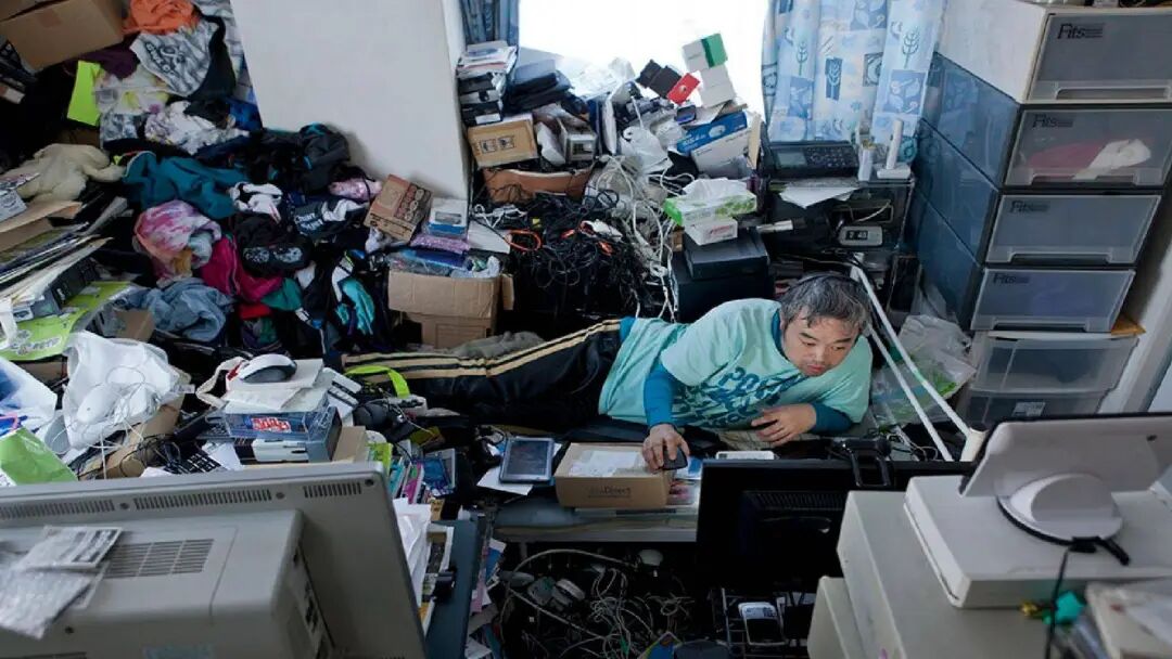 日本“骨灰级”啃老族，10年闭门不出，家里如同“垃圾场”_社会_父母_全靠