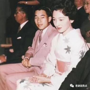 日本皇室压力大 美智子新闻发布会上哑声 女王在迎接队伍中晕倒 老胡说热点 微信公众号文章阅读 Wemp