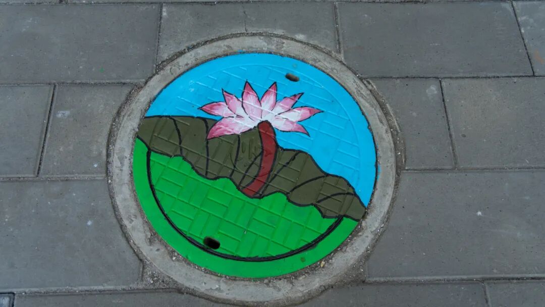 永胜街头井盖变景盖创意涂鸦倡文明
