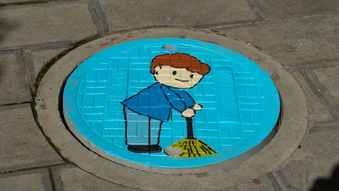 永胜街头井盖变景盖创意涂鸦倡文明