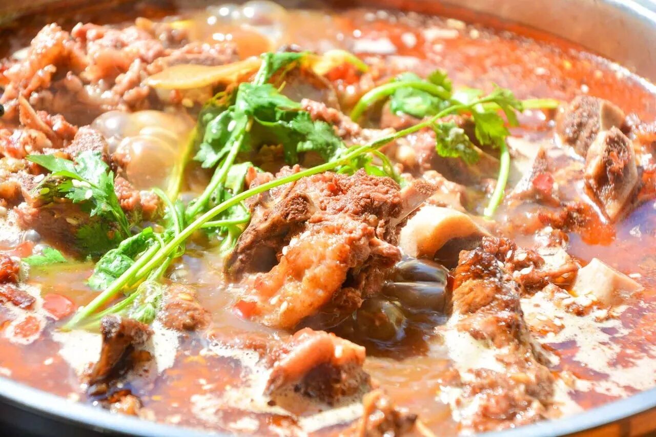 火遍北京城的羊蝎子火锅,来永胜了!大家有口福了,店家已备好100锅!