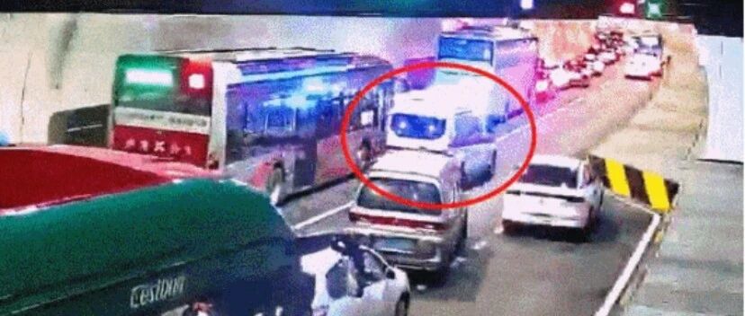 101辆车隧道内“极限让行”，开辟出“第3条车道”