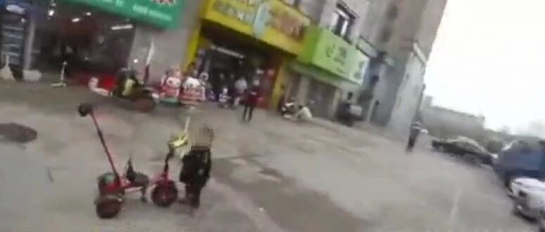 惊!2岁幼童“偷开”三轮车，致两车受损!