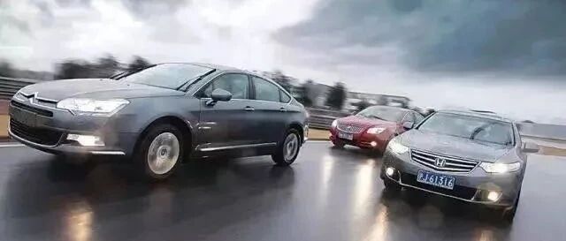 雨天开车到底能不能开双闪？这些灯光小技巧还有很多人不知道