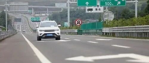 小车驶入服务区时“腾空飞起”，都是这些坏习惯惹的祸！