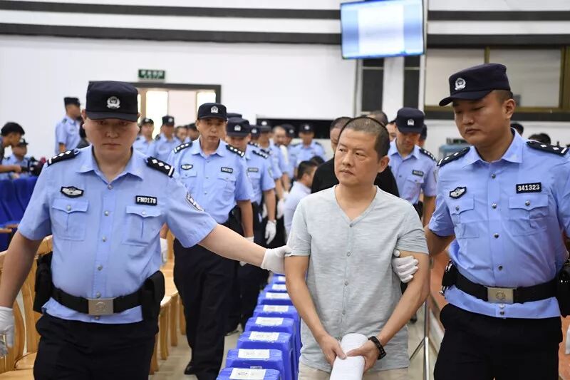 金安区法院公开审理一起涉黑案27人被控15项罪名66宗犯罪事实