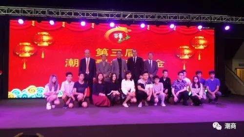 嘉宾与14名获学金留学生合影留念