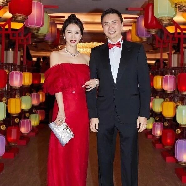 李念和富豪老公携手亮相,一袭低胸红裙性感妩媚,李念老公更像保安