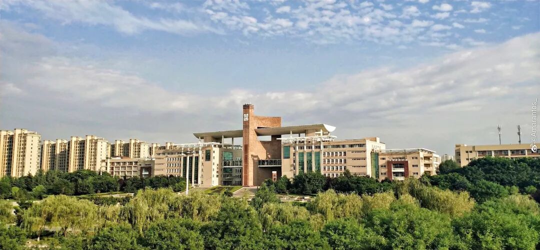吉林大学,位于吉林省会长春,是教育部直属,中央直接管理的综合性
